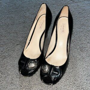 COACH HANNAH PEEP-TOE BLACK PATENT LEATHER PUMPS SILVER LOGO HARDWARE -EUC- 7.5B